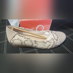 New In Box BARETRAPS Womens Cream Snakeskin Mitsy Slip On 8.5m Memory Foam